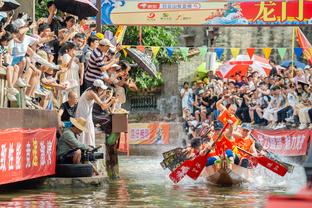 足球报：青岛德比展现差异化区域性竞争，谁也不能输谁也输不起